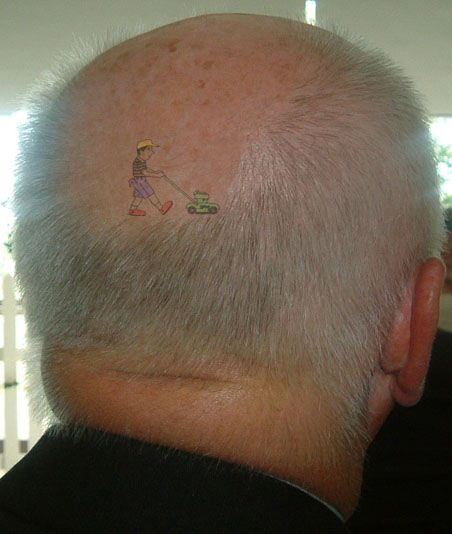 rasenmaeher-tattoo-auf-glatze.jpg